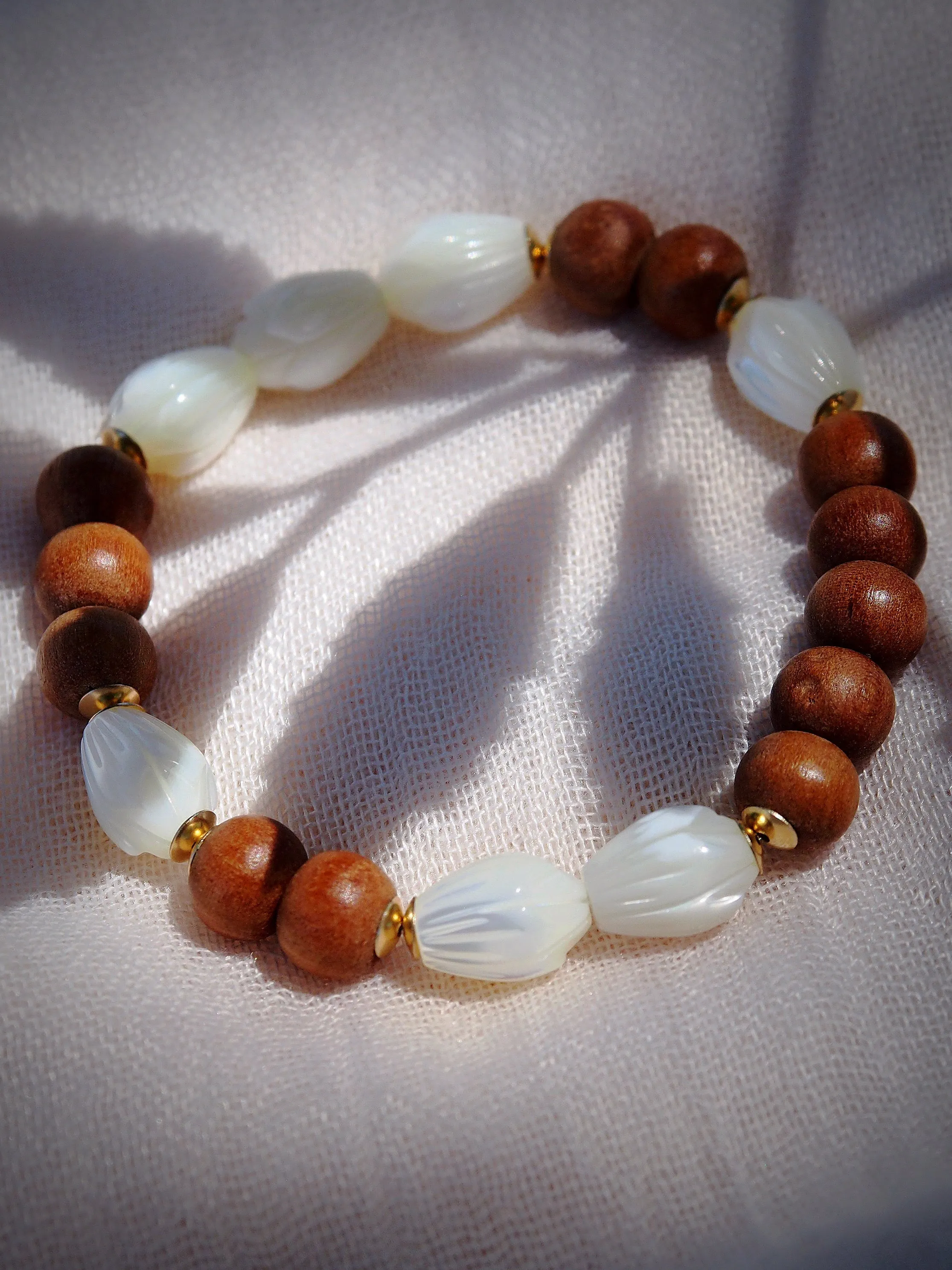 Stretchy Pikake Sandalwood Bracelet - Ho'olana